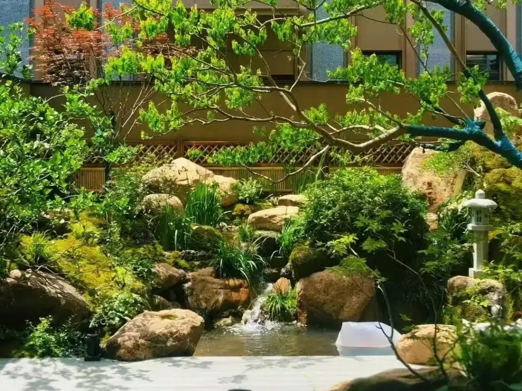 غشاء عزل مائي شديد التحمل للبرك الطبيعية والشلالات غير المنتظمة الشكل