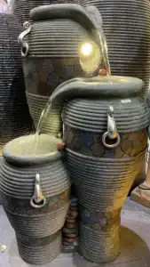 نافورة حجرية كلاسيكية متعددة الطبقات تشكل عنصرًا مركزيًا لحدائق الأفنية