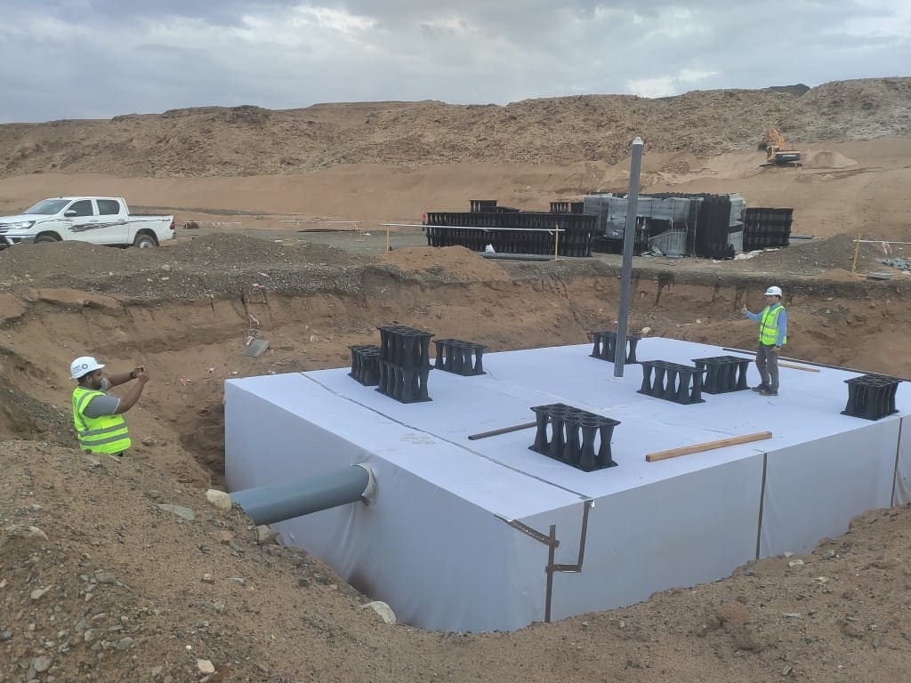 طبقة ترشيح من النسيج الأرضي غير المنسوج حول خزانات خلوية تحت الأرض للاحتجاز المؤقت لمياه الأمطار.