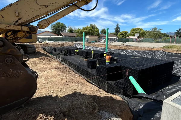 Contexte d’installation montrant un ensemble de modules et la membrane d’étanchéité périphérique