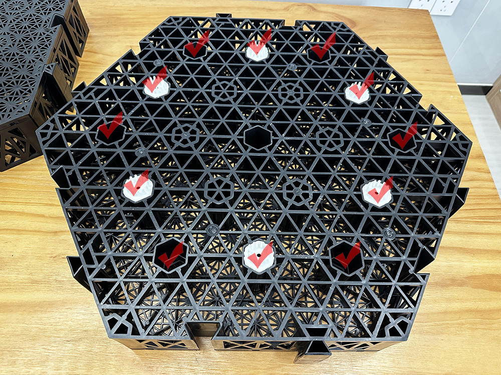 Cellular component photograph with connection positions marked in red