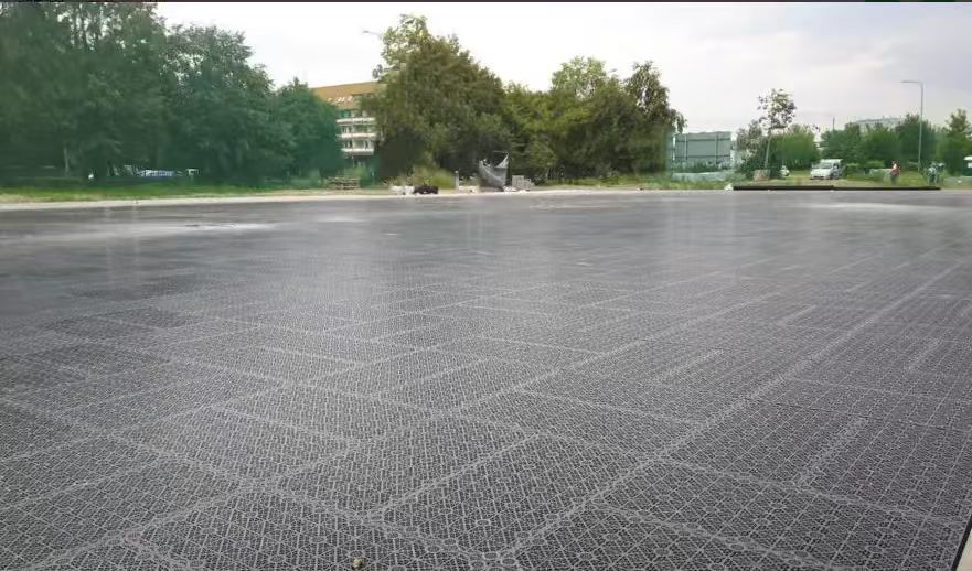 Instalación de módulos geocelulares de poca profundidad para un tanque subterráneo de atenuación