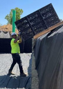 Instalación de un sistema subterráneo de detención de aguas pluviales con celdas geocelulares modulares ensambladas bajo el nivel del terreno en una obra comercial