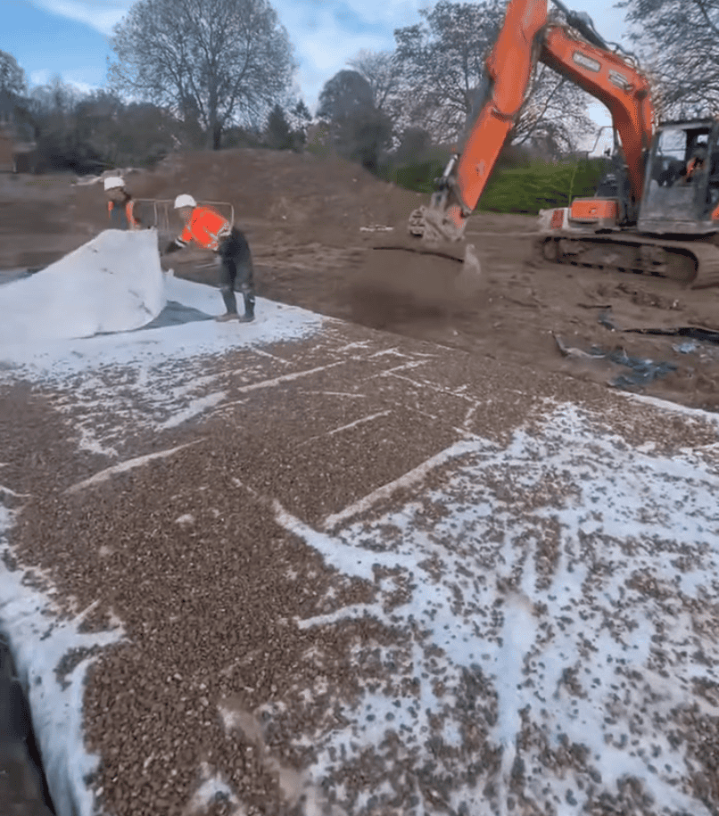 Instalación de un tanque de atenuación geocelular: compactación de relleno granular Clase 6N alrededor de módulos de polipropileno, con una capa de separación de geotextil