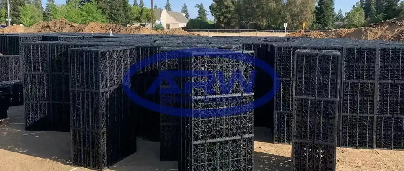 وحدات خلوية لاحتجاز مياه الأمطار تحت الأرض، جاهزة للتركيب في موقع بالولايات المتحدة — وحدات بلاستيكية لتسريب المياه إلى التربة وتخفيف ذروة تصريف مياه الأمطار.